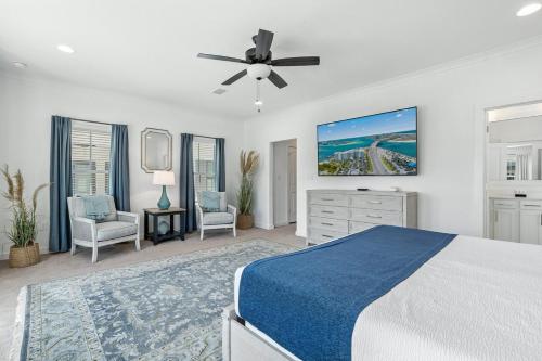 a bedroom with a bed and a ceiling fan at Famiy and Pet friendly, close to Wharf, pool in Orange Beach
