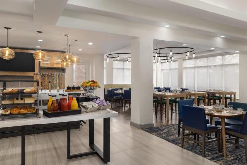 a dining room with tables and chairs and a cafeteria at Hilton Garden Inn Washington DC/Greenbelt in Greenbelt