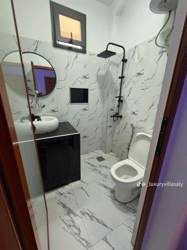 un bagno bianco con lavandino e WC di Studio prestige a Saly Portudal