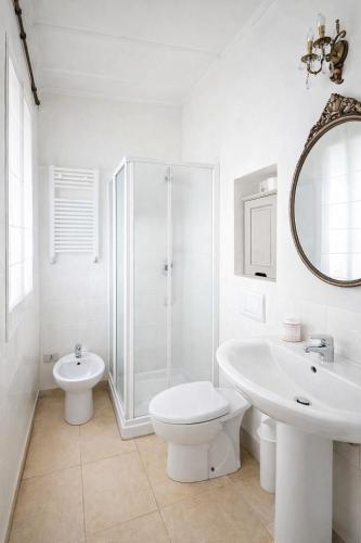 dHomes Apartments and Rooms - Galleria Gold, balcony