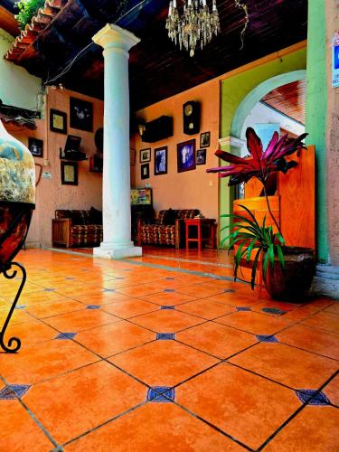 un salon avec un sol carrelé et un lustre dans l'établissement Hotel San Luis, à San Cristóbal de Las Casas