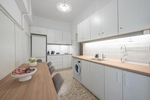 Athena House Elegant Stay For Families By Greece Apartments