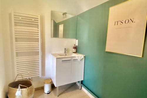 a bathroom with a sink and a mirror at Appartement Vue Château - parking privé - 80m2 - Vaugueux Caen in Caen