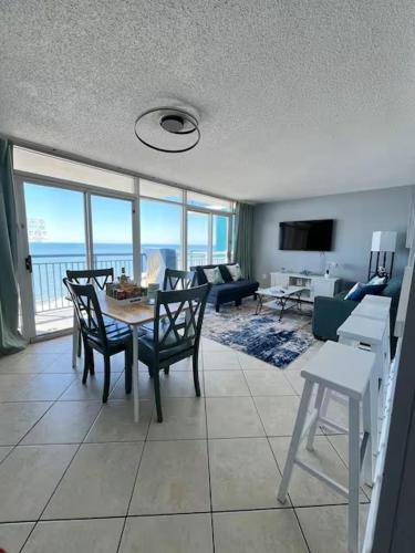 Oceanfront 2BR King Suite Atlantica Resort photo 13