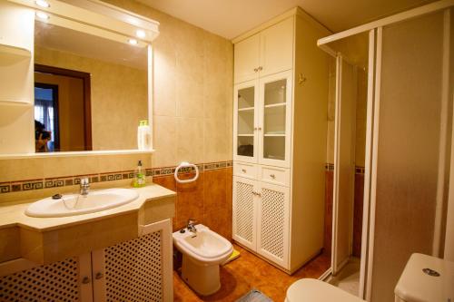 アガエテにあるCasa Juliaのバスルーム(洗面台、トイレ、鏡付)