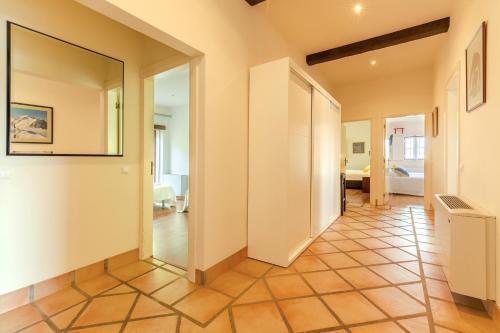 a hallway with a large mirror in a room at Casal do Aviador in São Vicente do Paul