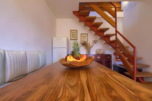 a bowl of fruit sitting on top of a wooden table at 20 passi dalla spiaggia - Panoramic Duplex in Porto Rotondo