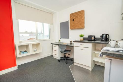an office with a desk and a chair in a room at Spacious & Bright Central Coventry Budget Studio in Coventry