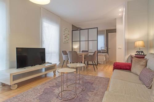 Cozy Minimal Apartment in Lively La Latina