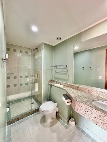 a bathroom with a toilet and a shower and a sink at Flat Borges Lagoa com vaga de garagem, UH412 in São Paulo