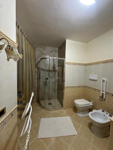a bathroom with a shower and a toilet and a sink at Sikelia in Santa Elisabetta