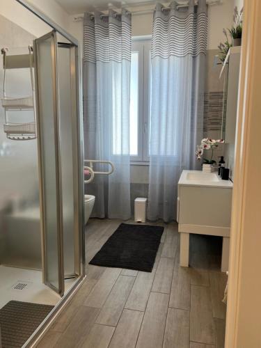 a bathroom with a shower and a toilet and a sink at Casa RAFAEL & GINEVRA in Stazzano