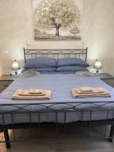 a bedroom with a bed with towels on it at Casa RAFAEL & GINEVRA in Stazzano