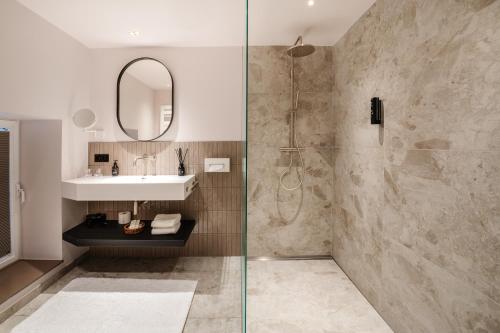 a bathroom with a sink and a shower at Manoir Kasselslay in Roder