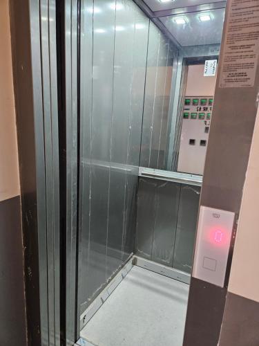 a walk in shower with a glass wall at Apartament Dem Rădulescu langa strand in Râmnicu Vâlcea
