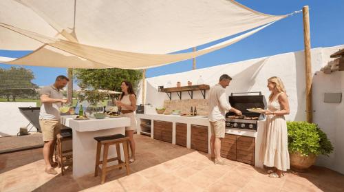 VACATION MARBELLA I Villa Moss, Ibiza-Style Villa, Golf-front, Swimming-pool, Biohacking, Sauna, Fire-Pit Lounge, 7Min from Puerto Banus