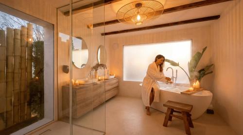 VACATION MARBELLA I Villa Moss, Ibiza-Style Villa, Golf-front, Swimming-pool, Biohacking, Sauna, Fire-Pit Lounge, 7Min from Puerto Banus