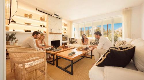 VACATION MARBELLA I Villa Moss, Ibiza-Style Villa, Golf-front, Swimming-pool, Biohacking, Sauna, Fire-Pit Lounge, 7Min from Puerto Banus