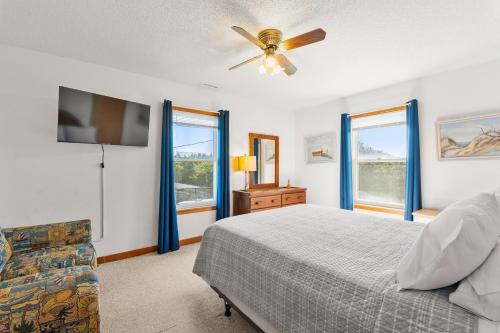 a bedroom with a bed and a ceiling fan at HISA14: Sunny Daze in Salvo