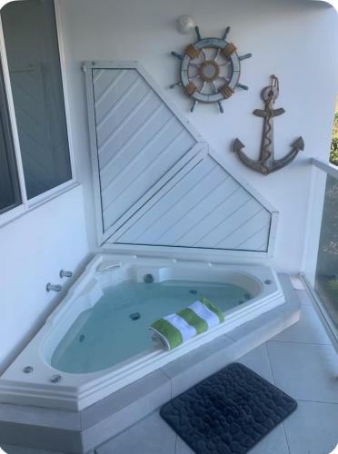 a jacuzzi tub in a room with a window at Hermoso departamento en Tequesquitengo alberca jacuzzi y acceso al lago in Tequesquitengo