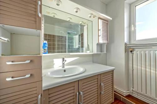 a bathroom with a sink and a mirror at Maison Charme, Jardin, Brest in Le Relecq-Kerhuon
