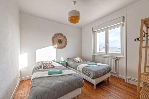 a bedroom with two beds and a window at Maison Charme, Jardin, Brest in Le Relecq-Kerhuon
