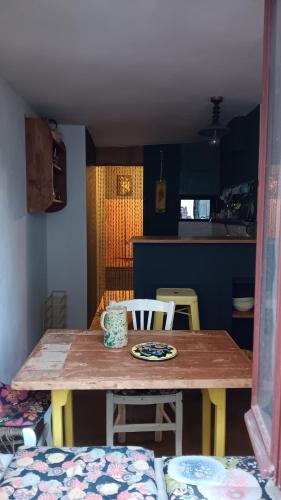 La maison jaune في سان سوفور - ان - بيساي: طاولة وكراسي في المطبخ مع طاولة وطبق