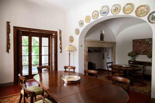 a living room with a wooden table and chairs at Monte dos Pensamentos - Turismo Rural in Estremoz