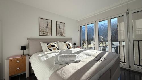 a bedroom with a bed with a view of a mountain at Center Park Apartment in Interlaken