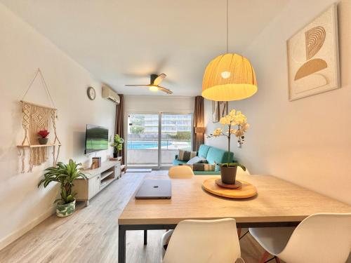 ein Esszimmer und ein Wohnzimmer mit Tisch und Stühlen in der Unterkunft El Foraió in L'Estartit
