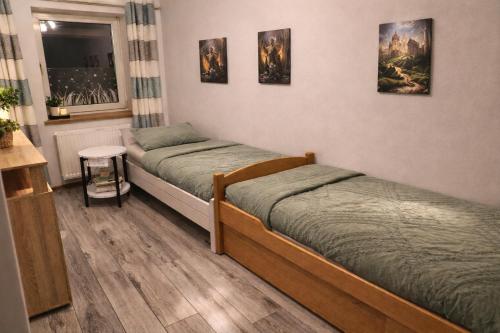 a room with two beds and a window at Ferienwohnung Saupe in Königshain