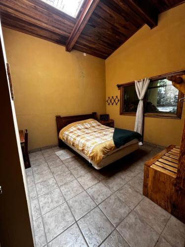 a bedroom with a bed in a room with a window at Cabaña kloski in Damita