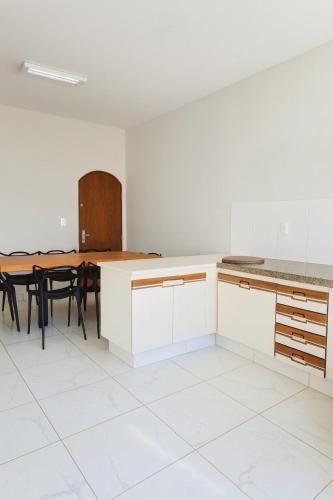 a kitchen and dining room with a table at Studio para 7 pessoas com Ar Condicionado e 2 Garagem in Uberlândia