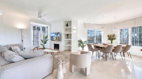 VACATION MARBELLA I Villa Azahar Retreat, Paradise for Golfers, Private Heated Pool, BBQ Grill, Close to the Best Beaches and High-end Restaurants