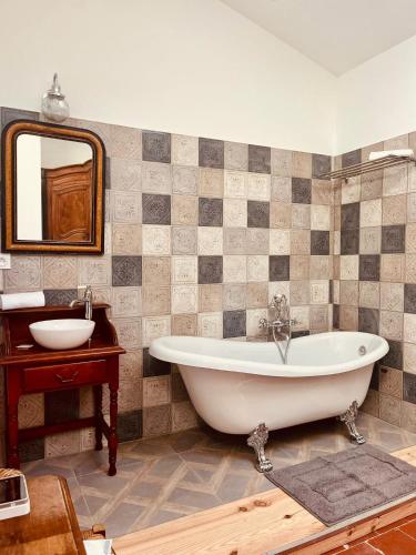 a bathroom with a large tub and a sink at Maison Barnoin-Chambres et villas au calme proche Nice in Bouyon