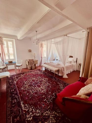a large bedroom with a bed and a rug at Maison Barnoin-Chambres et villas au calme proche Nice in Bouyon