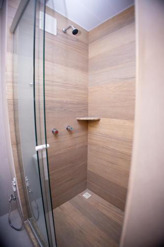 eine Dusche mit Glastür im Badezimmer in der Unterkunft Hotel 10 Joinville in Joinville
