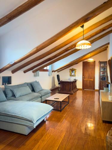 een woonkamer met een bank en een tafel bij Illa Hotel in Cuzco