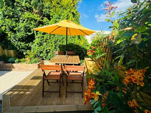 Totterdown's Fabulous House & Floral Garden photo 44