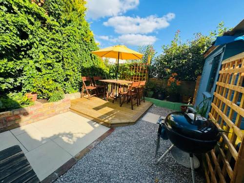 Totterdown's Fabulous House & Floral Garden photo 48
