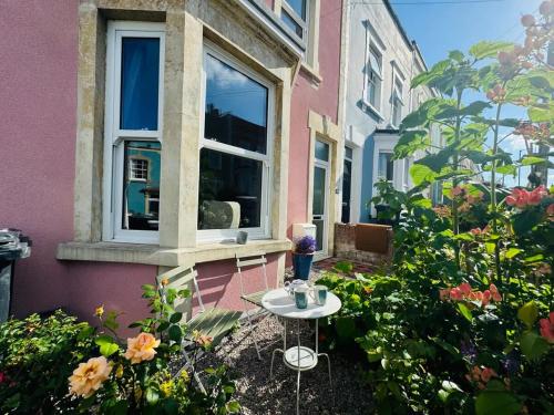 Totterdown's Fabulous House & Floral Garden photo 41