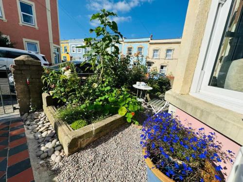 Totterdown's Fabulous House & Floral Garden photo 43