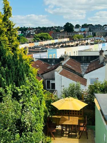 Totterdown's Fabulous House & Floral Garden photo 49