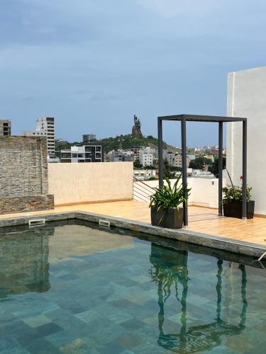una piscina sul tetto di un edificio di Tasmanie B1 a Ouakam