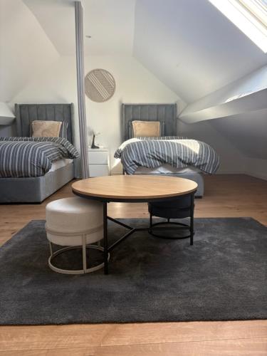 una sala de estar con una mesa y una cama en littoral, en Bruselas