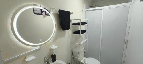 a bathroom with a mirror and a toilet and a shower at Reforma 30 D1 El corazon de Xalapa a tus pies in Xalapa
