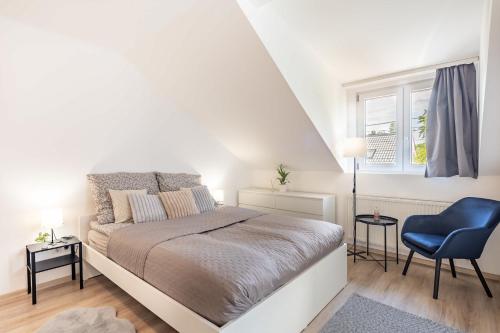 Easy Airport Access - Balcony - Simple Stay
