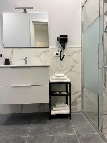 a bathroom with a sink and a mirror at James Home in Quarto dʼAltino