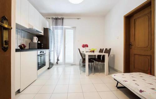 1 Bedroom Stunning Apartment In Podstrana