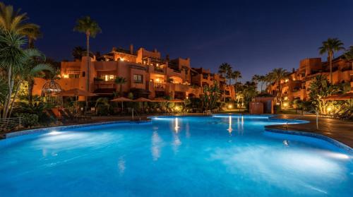 VACATION MARBELLA I The Signature Penthouse, Best Flat in Estepona, Sea View, Sauna, Communal and Indoor Pool, Gym, Private Heated Jacuzzi, Cutting-edge Amenities, High-End Renovation